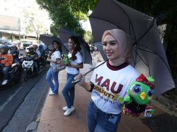 Mbak-mbak cantik voulenteer KPU Jatim ikut mensosialisasikan gelaran Pilkada Serentak 2024.