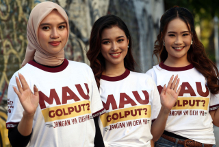 Mbak-mbak cantik mengenakan kaos bertuliskan "Mau Golput? Jangan Ya Dek Ya" ketika turun jalan bersama KPU Jatim di perempatan Jl. Gubeng Surabaya, Jawa Timur. Foto/Alim Perdana