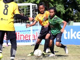 Antusiasme para siswi di Surabaya unjuk bakat dan kemampuan mengolah si kulit bundar di lapangan hijau meningkat tajam.
