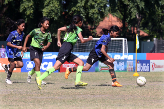 Pesebak bola putri berebut bola ketika bertanding dalam Turnamen MilkLife Soccer Challenge Surabaya Series 2 2024, di Stadion Brawijaya Kodam V Surabaya, Jawa Timur, Sabtu (07/9/2024). Foto/Alim Perdana