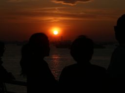 Wisatawan menikmati senja dari lantai 3 Surabaya North Quay (SNQ) Tanjung Perak Surabaya