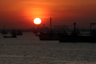 Pemandangan sunset atau matahari terbenam terlihat indah dari lantai 3 Surabaya North Quay (SNQ) Tanjung Perak Surabaya