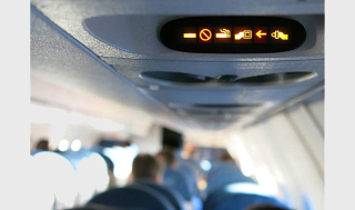 Kenapa Setiap Orang Dilarang Merokok di Pesawat?