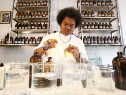Riyan meracik pesanan pelanggan di toko Heroes Parfum Surabaya