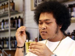 Setiap produk yang dipasarkan dipastikan berkualitas tinggi, sehingga memberikan pengalaman aroma tak terlupakan.