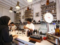 Pelanggan menunggu pesanan dan menyaksikan langsung proses Heroes Parfum