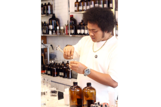 Riyan, peracik sekaligus Owner Heroes Parfum menyiapkan pesanan pelanggan setia di toko Heroes Parfum Jl. Mulyorejo Selatan Baru No.7 Surabaya, Jawa Timur, Sabtu (19/10/2024). Foto/Alim Perdana