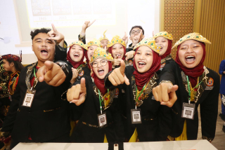 SMAN 1 Probolinggo Juara Lomba Cerdas Cermat Gen-iNews Tingkat SMA se-Jawa Timur