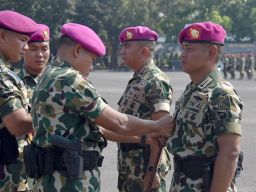 Komandan Brigif 2 Marinir Kolonel Marinir Arip Supriyadi menyematkan tanda jabatan ketika memimpin upacara serah terima jabatan (sertijab) Komandan Batalyon Infanteri 1 Marinir
