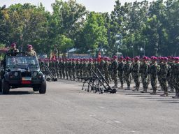 Komandan Brigif 2 Marinir Kolonel Marinir Arip Supriyadi inspeksi pasukan ketika memimpin upacara serah terima jabatan (sertijab) Komandan Batalyon Infanteri 1 Marinir