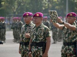 Pengambilan sumpah dalam upacara serah terima jabatan (sertijab) Komandan Batalyon Infanteri 1 Marinir