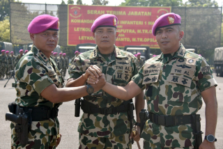 Komandan Brigif 2 Marinir Kolonel Marinir Arip Supriyadi (tengah), salam komando dengan Letkol Marinir Roni Saputra (kanan) dan Letkol Marinir Siswanto (kiri), usai upaacara serah terima jabatan (sertijab) Komandan Batalyon Infanteri 1 Marinir di lapangan