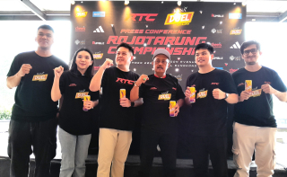 Cak Ji foto bersama usai memberikan keterangan pers di Rumble Open Sparring (ROS) 6 di Surabaya, Sabtu (16/11) sore. Foto/AyoJatim