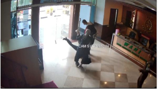 Bikin Ngakak! Wartawan di Surabaya Geram Usai Tabrak Pintu Kaca, Bakal Lapor Dewan Pers?