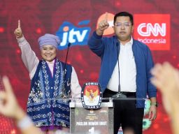 Pasangan Calon Gubernur dan Wakil Gubernur Jawa Timur nomor 1 Luluk Nur Hamidah-Lukmanul Khakim menyapa pendukungnya dalam Debat Publik Pilgub Jatim Tahun 2024 Kedua di Grand City Convention dan Exhibition Surabaya, pada Minggu (3/11/2024).