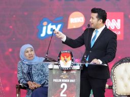 Pasangan Calon Gubernur dan Wakil Gubernur Jawa Timur nomor 2Khofifah Indar Parawansa-Emil Elestianto menjawab pertanyaan dalam Debat Publik Pilgub Jatim Tahun 2024 Kedua di Grand City Convention dan Exhibition Surabaya, pada Minggu (3/11/2024).
