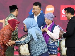 Pasangan Calon Gubernur dan Wakil Gubernur Jawa Timur berjabat tangan usai adu gagasan dalam Debat Publik Pilgub Jatim Tahun 2024 Kedua di Grand City Convention dan Exhibition Surabaya, pada Minggu (3/11/2024).