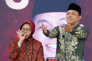 Pasangan Calon Gubernur dan Wakil Gubernur Jawa Timur nomor 2 Tri Rismaharini-Zahlul Azhar Asumta menyapa pendukungnya dalam Debat Publik Pilgub Jatim Tahun 2024 Kedua di Grand City Convention dan Exhibition Surabaya, pada Minggu (3/11/2024).