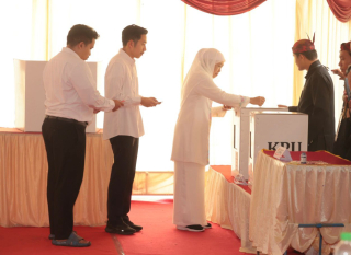 Gunakan Hak Pilih Bersama Dua Putranya, Khofifah Optimis Menang Tebal