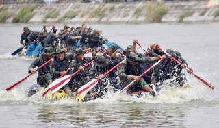 "Hiu Petarung" Brigif 2 Marinir Berjaya di Lomba Dayung Binsat Kormar, Raih Juara 1!