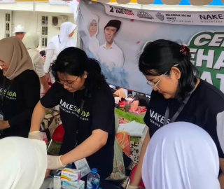 Kampanye Akbar Khofifah-Emil, Nakes Muda Jatim Berikan Pengobatan Gratis