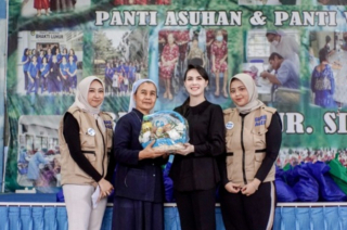 Bareng Arumi Bachsin dan Yayasan Insan Wahana, Nakes Muda Jatim Kunjungi Panti Asuhan dan Panti Werdha di Waru Sidoarjo