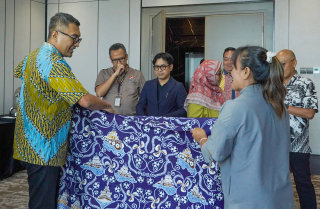 Menyulam Cerita Maritim Surabaya dalam Motif Batik