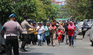 Detik-Detik Menegangkan: Simulasi Kebocoran Gas di Terminal BBM Surabaya, Warga Berlarian Panik!
