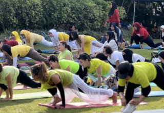 Relaksasi Bersama Kina Yoga Dengan Latar Gunung Panderman di eL Hotel Kartika Wijaya