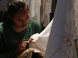 Batik Ulur Wiji tak hanya mempertahankan teknik tradisional dan pewarnaan alami, namun juga bertransformasi menjadi produk yang disukai anak muda.