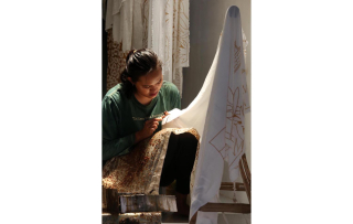 mbatik menyelesaikan pesanan pelanggan di Rumah Produksi Usaha Mikro Kecil dan Menengah (UMKM) Batik Ulur Wiji, di Dusun Pandan Toyo, Desa Pandan Krajan, Kecamatan Kemlagi, Mojokerto, Jawa Timur, Rabu (26/10/2022).