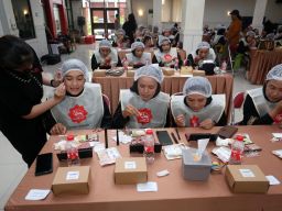 Program ini membuktikan kepedulian perusahaan terhadap karyawannya dan memotivasi perempuan untuk lebih memperhatikan penampilan