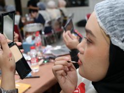 Pekerja perempuan yang umumnya bekerja di unit kebun PTPN I Regional 5 berdandan ketika mengikuti beauty class di kantor PTPN I Regional 5 Surabaya, Jawa Timur