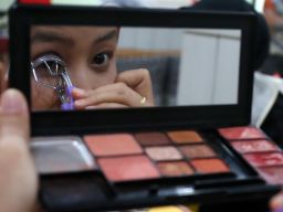 Biasanya pekerja kebun itu lebih dikenal jarang dandan atau pakai make up. Dengan adanya beauty class ini, semangat untuk tampil cantik jadi tumbuh.