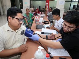 Calon pendonor diperiksa kesehatannya ketika mengikuti donor darah di kantor pusat PT Perkebunan Nusantara I (PTPN I) Regional 5, di Jalan Rajawali No. 44, Surabaya, Jawa Timur, Kamis (19/12/2024).