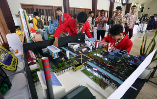 Schneider Electric Foundation Dorong Inovasi Energi Terbarukan di Kalangan Pelajar Surabaya-Sidoarjo