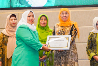 Berperan Besar Membangun Bangsa, Khofifah Dinobatkan Tokoh Inspiratif oleh Fatayat NU Jatim