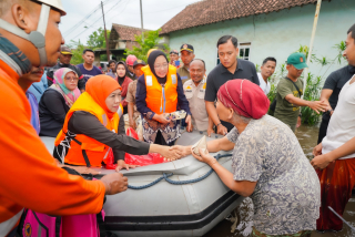 Gercep, Khofifah Salurkan Bantuan untuk Warga Terdampak Banjir Pasuruan