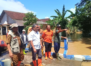 BPBD Jatim Bareng OPD Tinjau Wilayah Terdampak dan Serahkan Bantuan