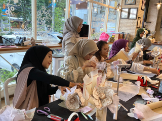 Tularkan Ide Bisnis Kreatif, Hotel Maxone Dharmahusada dan Karita Gelar Workshop Buket Hijab