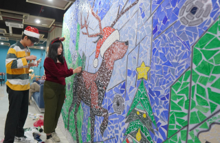 Mahasiswa Ubaya West Campus Buat Karya Mozaik Tema Natal dari Sisa Kain