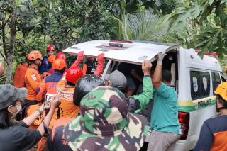 Tim SAR Gabungan Temukan Korban Tanah Longsor dalam Kondisi Meninggal Dunia, Terjepit Material Bangunan Rumah