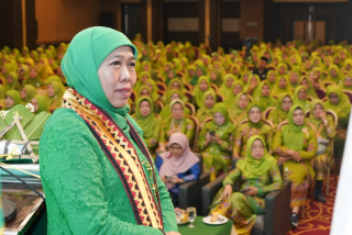 Bersama Khofifah, 1000 Warga Muslimat NU Jawa Barat Antusias Ikuti Bedah Buku KH Hasyim Asy'ari