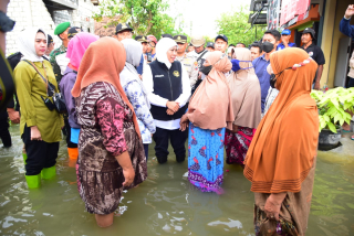 Khofifah Imbau Masyarakat Jawa Timur Waspadai Cuaca Ekstrem dan Angin Kencang