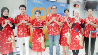 BRI Surabaya Mulyosari Rayakan Imlek 2025 dengan Bagi-bagi Cokelat