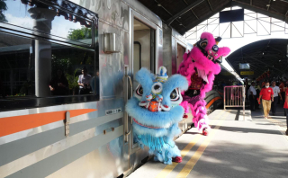 Meriahkan Imlek 2025, KAI Daop 8 Surabaya Ajak Penumpang Rayakan di Stasiun Gubeng