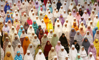 Sholat Jumat Bagi Wanita, Apakah Menggugurkan Kewajiban Sholat Dzuhur?