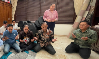 Putusan Dismissal MK Disambut Sujud Syukur Wahyu Hidayat