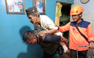 Tim BPBD Jatim Evakuasi dan Serahkan Bantuan Logistik untuk Korban Banjir Gresik