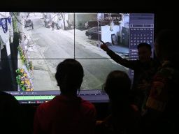 Pengunjung menyaksikan langsung keunggulan CCTV Dahua, di Dahua Experience Store Surabaya